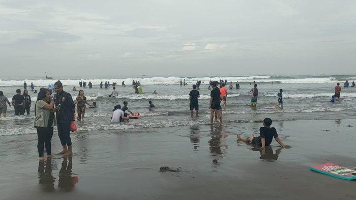 Suasana kunjungan wisata di pantai barat Pangandaran.