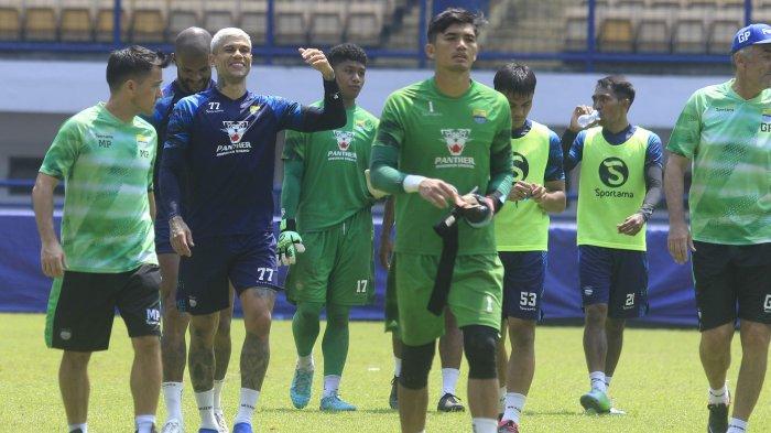 Suasana latihan skuad Persib Bandung di Stadion Gelora Bandung Lautan Api, Rabu (25/10/2023).