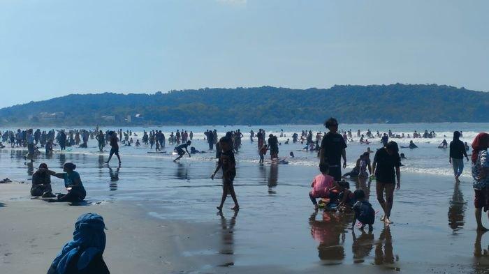 Suasana objek wisata Pantai Barat Pangandaran, Senin (25/12/2023).
