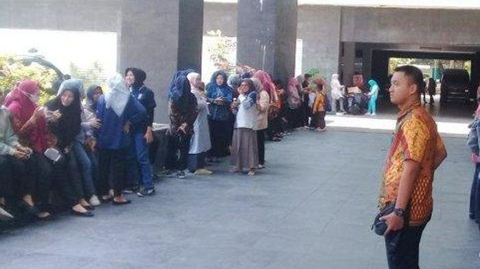 Suasana pegawai Pemkab Lamongan yang berhamburan keluar dari dalam kantor karena merasakan guncangan gempa Tuban, Jumat (22/3/2024)