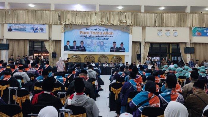 JAMAAH HAJI 2025 - Suasana pelepasan jemaah haji kloter pertama embarkasi JKS Bekasi, di Asrama Haji Bekasi, Kamis (1/5/2025).