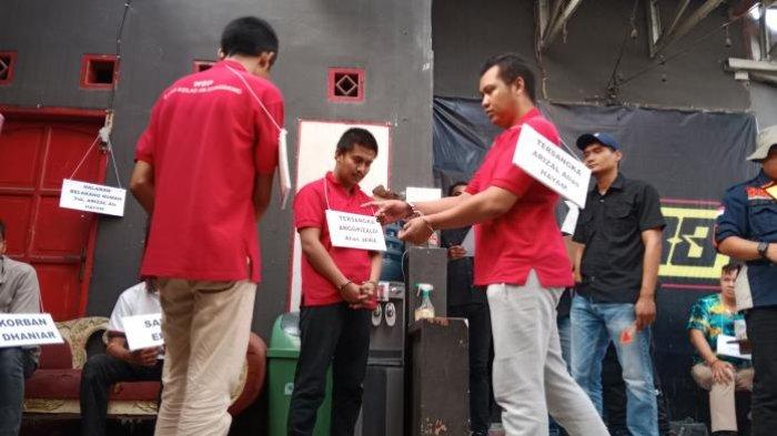 Suasana rekonstruksi penganiayaan yang dilakukan Ijal Hayam, bos narkoba di Sumedang, Jumat (17/5/2024).
