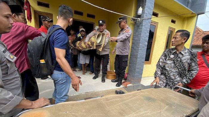 Suasana rumah duka bocah kelas 3 SD yang meninggal dunia saat sekolah di Desa Amis, Kecamatan Cikedung, Kabupaten Indramayu, Jumat (2/8/2024)