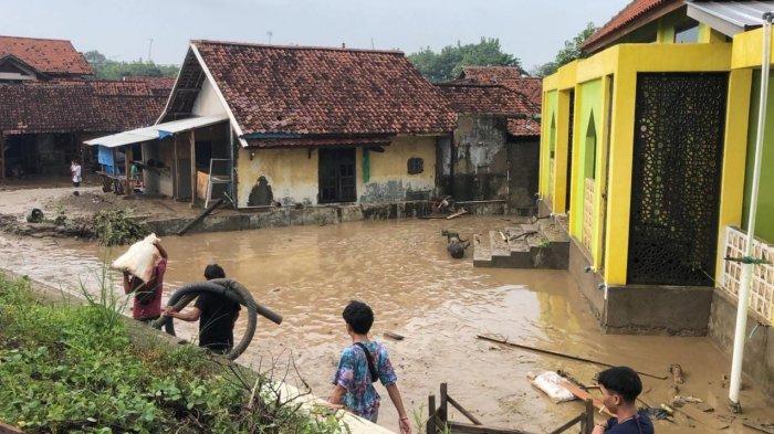 Kondisi rumah penduduk di Desa/Kecamatan Ujungjaya, Sumedang yang terendam banjir, Senin (12/2/2024) pagi.