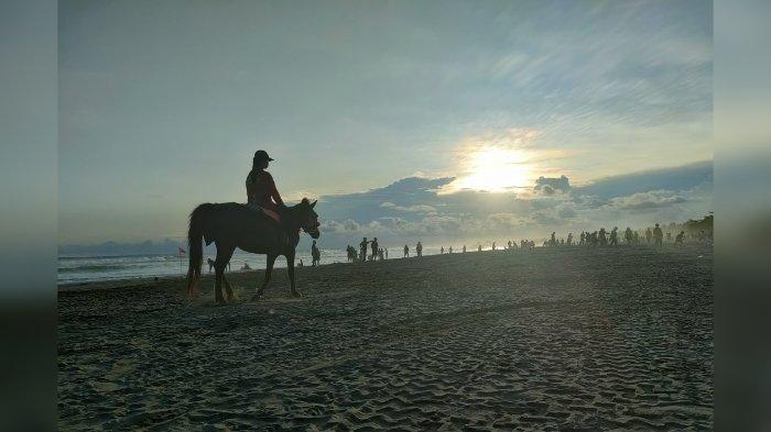 Suasana sore di Pantai Barat Pangandaran saat Matahari menjelang terbenam, Minggu (16/5/2022).