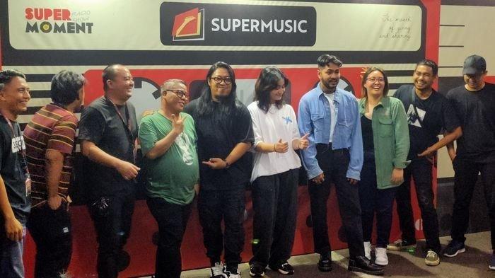 Para pengunjung antusias hadiri Super Moment Radio Show di UGJ Cirebon