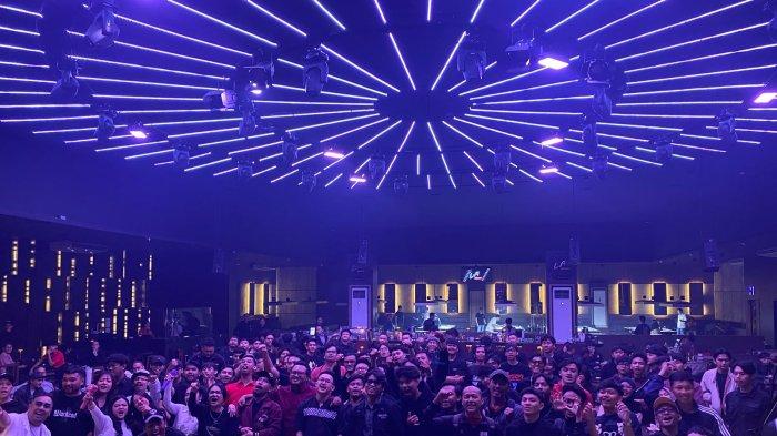 Superfriends Bandung Kota bertempat di MOD Pool & Lounge Jl Ci hampelas 144 Bandung.