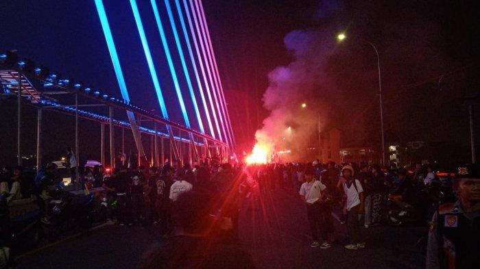 Suporter Persib Bandung, Bobotoh, kembali berselebrasi konvoi di jalan-jalan Kota Bandung meskipun tim Maung Bandung bermain imbang ketika melawan Barito Putera, Jumat (9/5/2025) malam di Stadion Gelora Bandung Lautan Api.