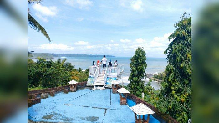 Sejumlah wisatawan berswafoto di Teras Kaca Karapyak Valley, Pangandaran, Minggu (24/7/2022).