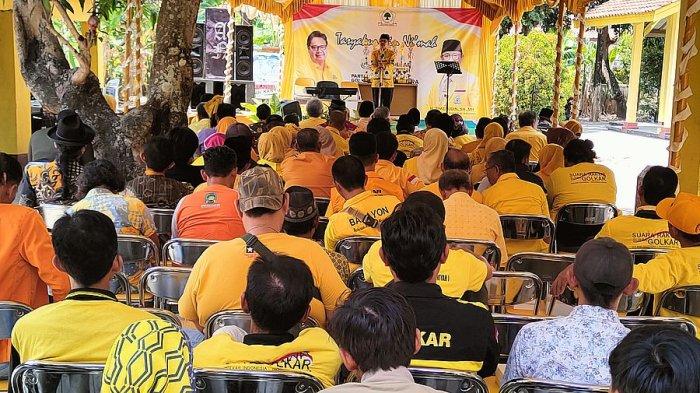 Ketua DPD Partai Golkar Indramayu, Syaefudin memberi sambutan dalam rangka tasyakur bin ni'mah puncak acara HUT Ke-59 Partai Golkar di Kabupaten Indramayu, Selasa (31/10/2023).
