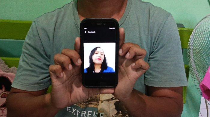 MENINGGAL DI MALAYSIA - Apandi (42), warga Kampung Karang Baru RT 3 RW 3, Kelurahan Sunyaragi, Kecamatan Kesambi, Kota Cirebon menunjukkan kakak kandungnya bernama Tasmi yang telah meninggal dunia di Malaysia sebagai PMI namun tidak bisa memulangkan jenazahnya karena terbentur biaya.