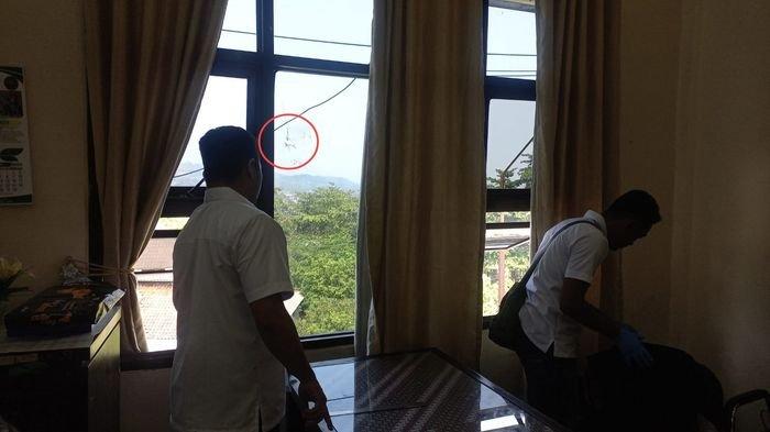 Petugas kepolisian saat melakukan penyelidikan di TKP kaca berlubang (dalam lingkaran) di PN Cibadak, Kabupaten Sukabumi, Rabu (9/8/2023).