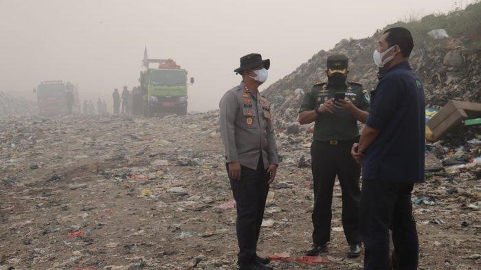 Aparat TNI Polri dan unsur lain berjibaku memadamkan api di TPA Sarimukti