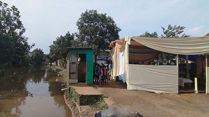 TPS 35 di Kampung Rancabali RW 12, Desa Sukamantri, Kecamatan Paseh, Kabupaten Bandung yang.didirikan di samping bantaran Sungai Cikaro, anak Sungai Citarum, Selasa (13/2/2024).