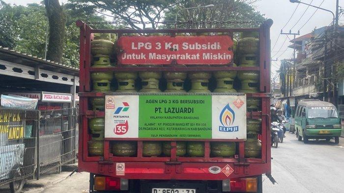 TRUK PENGANGKUT ELPIJI - Mobil truk pengangkut sedang mengantarkan tabung gas LPG 3 kg ke pangkalan resmi yang ada di wilayah Kabupaten Bandung pada Senin (3/2/2025). Kepala Dinas Perdagangan dan Industri Kabupaten Bandung tengah menyusun strategi demi memperlancar distribusi tabung gas LPG 3 kg di wilayah Kabupaten Bandung.