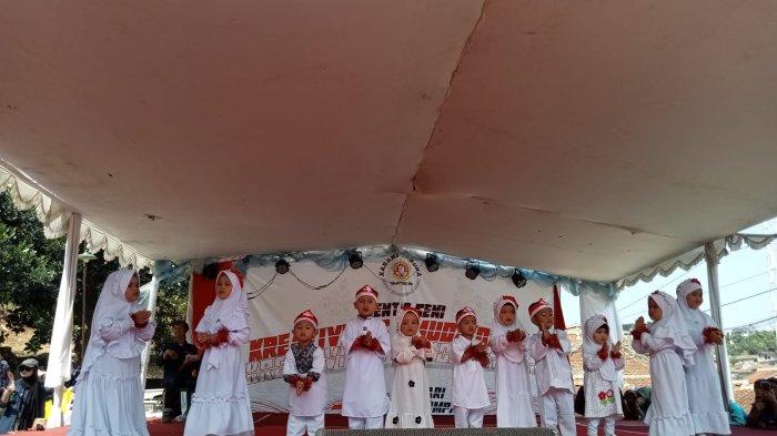 Aksi tari-tarian dari anak-anak di atas panggung