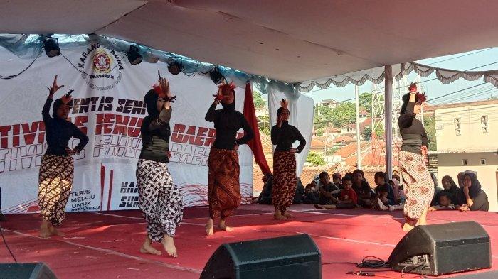 Salah satu penampilan tari-tarian di pentas seni RW 08