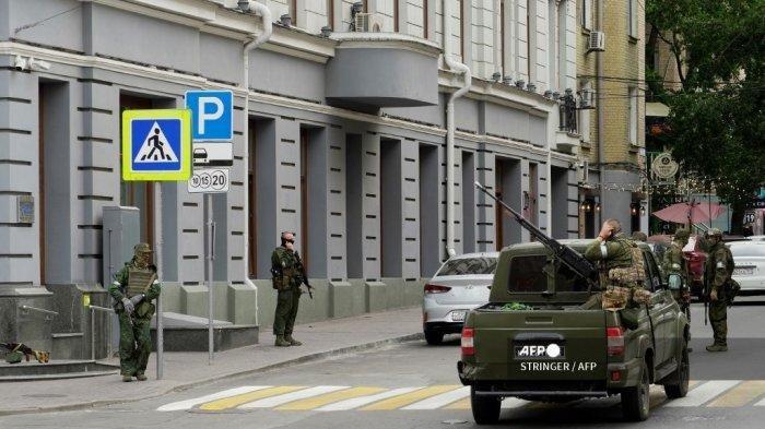 Anggota kelompok Wagner berjaga di sebuah jalan di kota Rostov-on-Don, pada 24 Juni 2023. Presiden Vladimir Putin pada 24 Juni 2023 mengatakan pemberontakan bersenjata oleh tentara bayaran Wagner adalah