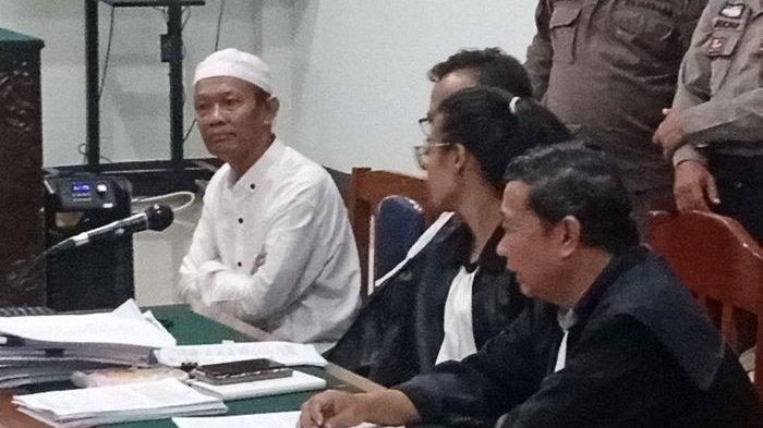 Terdakwa Yosep Hidayah (kemeja putih) bersama tim kuasa hukumnya saat menghadiri persidangan dengan agenda mendengarkan saksi di Pengadilan Negeri Subang, Kamis (25/4/2024).