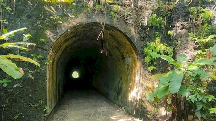 TEROWONGAN KA - Terowongan Hendrik jalur Kereta Api di perbatasan Desa Pamotan dan Desa Kalipucang Kabupaten Pangandaran.