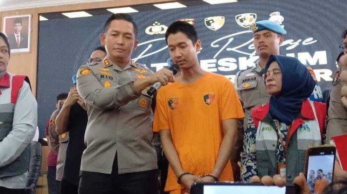 Tersangka kasus KDRT Armor Toreador (baju oranye) dalam jumpa pers di Polres Bogor, Bogor, Rabu (14/8/2024).