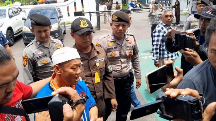 Tersangka kasus Subang, Yosep Hidayah saat tiba di Kejari Subang pada Selasa (6/2/2024).