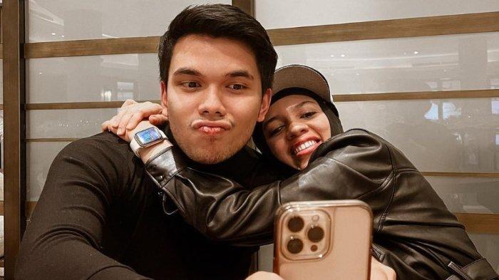 Thariq Halilintar menuliskan kerinduan untuk sang mama. Thariq berharap bisa segera mempertemukan Geni Faruk dengan kekasihnya