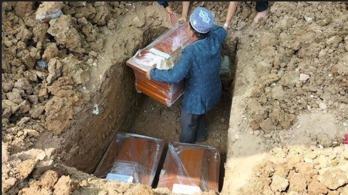 Tiga bayi berusia bawah lima tahun (Balita) tewas akibat kebakaran di Cipinang, Jakarta Timur. Ketiganya dimakamkan di TPU Rorotan, Cilincing, Jakarta Utara, Sabtu (21/9/2024)