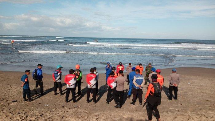 Tim SAR gabungan kembali melakukan pencarian Rizki, warga Bandung yang hilang di Pantai Karang Papak, Kabupaten Garut, Jawa Barat, Minggu (14/7/2024). Pencarian di hari keempat ini akan diperluas lebih dari radius 3 kilometer.