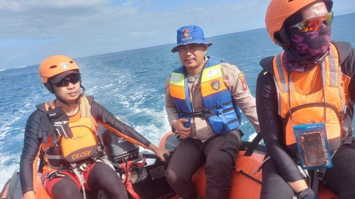 Tim gabungan melakukan pencarian dua wisatawan yang tenggelam di Pantai Karang Papak, Kabupaten Garut, Jawa Barat, Jumat (12/7/2024).