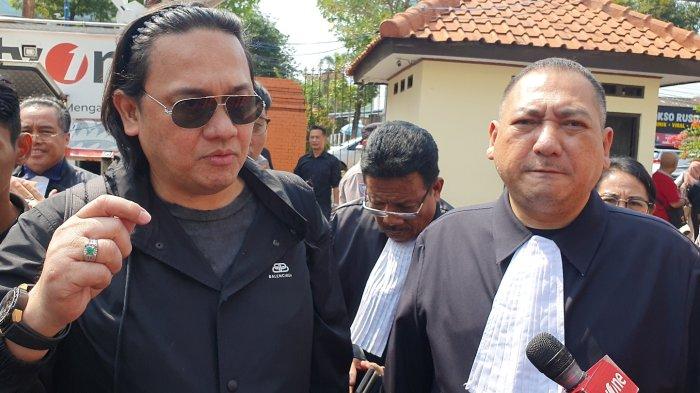 Tim kuasa hukum Saka Tatal, Farhat Abas (kiri), dan Krisna Murti (kanan), saat tiba di PN Cirebon, Jalan Wahidin, Kota Cirebon, Rabu (31/7/2024).