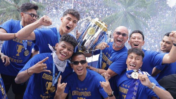 Tim pelatih dan para penjaga gawang PERSIB di Gedung Sate, 25 Mei 2025.