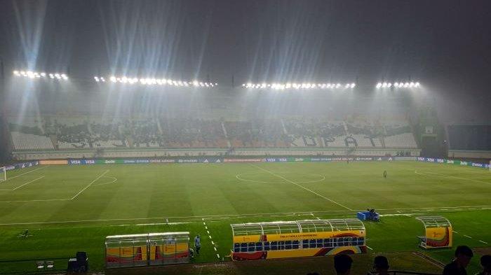 Laga Timnas Jepang U-17 vs Timnas Polandia U-17 sempat ditunda sementara di Stadion Si Jalak Harupat (SJH) pada Sabtu (11/11/2023) karena hujan deras.