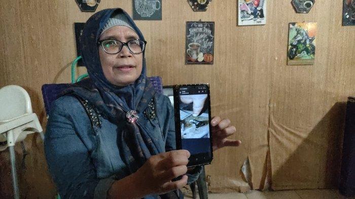 Salah satu kuasa hukum Saka Tatal, Titin Prialianti memperlihatkan foto baut dan daging yang menempel sebagai novum untuk sidang PK kliennya yang juga mantan terpidana kasus Vina Cirebon, Saka Tatal.