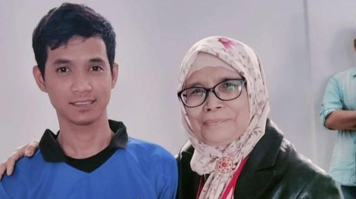 Mantan kuasa hukum Sudirman, Titin Prialianti saat bertemu dengan Sudirman bersama keluarga Sudirman di Lapas Banceuy Bandung