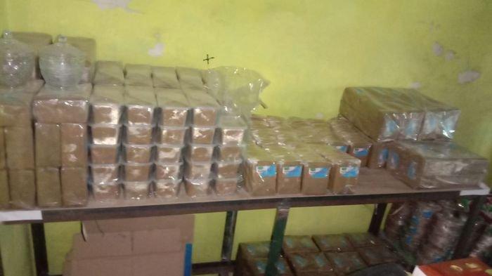 Toko ATK dan SBK milik Kikih menjual alat tulis kantor dan tanah liat untuk prakarya, di Kota Cimahi, semakin maju setelah dapat KUR BRI.