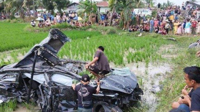 Toyota Rush berisi satu keluarga hancur lebuur diseruduk KA Sri Bilah di Desa Pagar Jati, Lubuk Pakam, Deli Serdang, Sumatera Utara, (21/7/24)