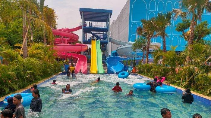 Suasana keramaian pengunjung di wisata air Tropikana Waterpark Cirebon di kawasan Ramayana Plered, Kabupaten Cirebon, Selasa (2/1/2024).
