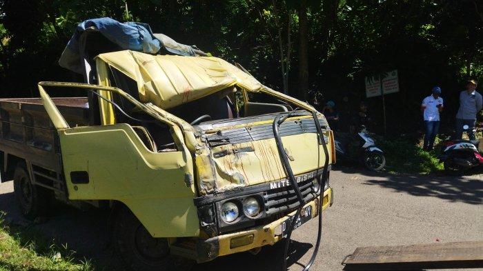 Truk dengan nomor polisi D 8304 WY mengalami kecelakaan truk di Jalan Kampung Leuwibudah, RT 3/8, Desa Saguling, Kecamatan Saguling, Kabupaten Bandung Barat (KBB), Jumat (26/1/2024).