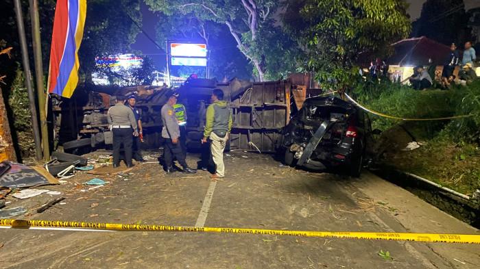 Truk tronton kecelakaan di Jalan Kolonel Masturi, Desa Jambudipa, Kecamatan Cisarua, Kabupaten Bandung Barat, Selasa (22/7/2025).