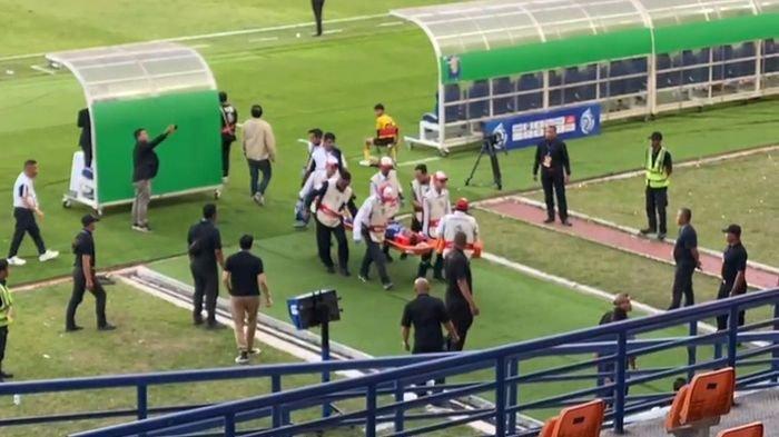Gelandang Persib Bandung, Tyronne del Pino, terkapar di lapangan hingga tak sadarkan diri, saat berlaga menghadapi Persebaya Surabaya, di Stadion Si Jalak Harupat, Kabupaten Bandung, Jumat (18/10/2204).
