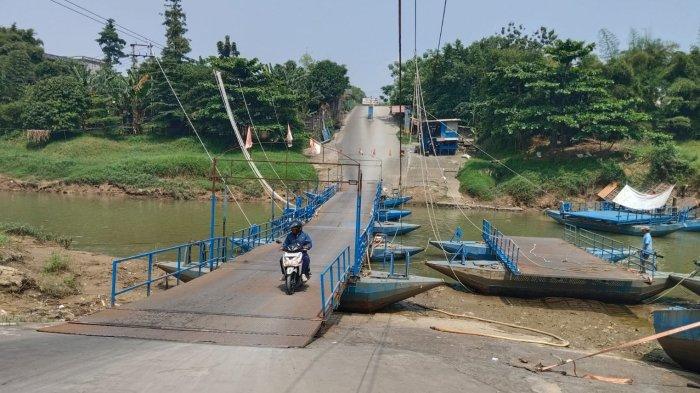 JEMBATAN PENYEBRANGAN - Usaha jembatan perahu penyeberangan beromzet puluhan juta rupiah di Dusun Rumambe, Desa Anggadita, Kecamatan Klari, Karawang terancam ditutup oleh Balai Besar Wilayah Sungai (BBWS) Citarum. Tribun Jabar/Cikwan Suwandi