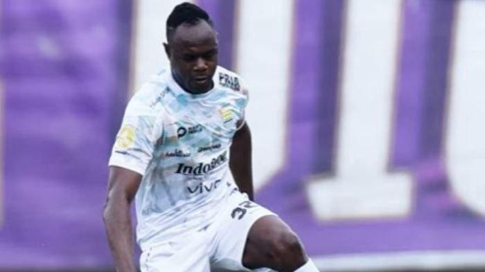 KAPTEN TIM - Bek senior Persib Bandung Victor Igbonefo melakoni laga keenamnya di Liga 1 2024/2025 melawan Persita Tangerang sebagai kapten tim di Stadion Indomilk Arena, Jumat (16/5/2025).