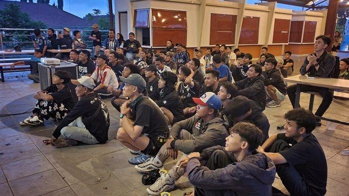 NOBAR (ARSIP: Anggota Viking Alengka Majalengka saat nobar Arema FC vs Persib Bandung di Kasungka Food, Jalan Ahmad Yani, Kecamatan/Kabupaten Majalengka, Jumat (24/1/2025) sore.