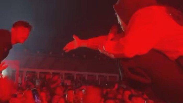 Vokalis grup band Kotak, Tantri Syalindri Ichlasari, terjatuh dari atas panggung saat bersalaman dengan salah satu penonton di acara konser di Kabupaten Cianjur, Sabtu (13/7/2024) malam.