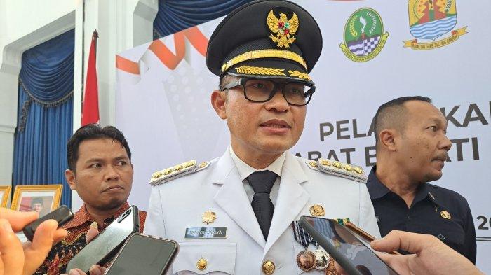 Wahyu Mijaya dilantik menjadi Penjabat Bupati Cirebon di Gedung Sate, Kota Bandung, Jawa Barat, Jumat (17/5/2024).