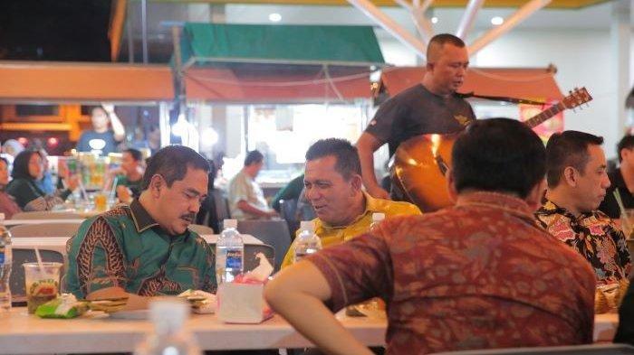 Wakil Kepala Kepolisian Negara Republik Indonesia (Wakapolri), Komjen Agus Andrianto saat santai di Akau Potong Lembu Tanjungpinang, Jumat (2/2/2024) malam. Tampak Gubernur Kepri, Ansar Ahmad mendampinginya dalam obrolan santai itu.