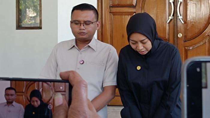 Wakil Bupati Garut Putri Karlina bersama Sang Suami, Maula Akbar, tertunduk haru meminta maaf atas kejadian di Pendopo Garut, 18 Juli 2026.