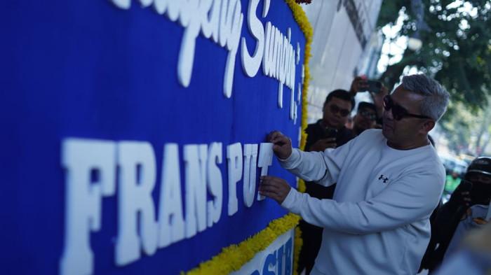 Wali Kota Bandung, Muhammad Farhan berkesempatan memperkenalkan pemain baru PERSIB di Jalan Asia-Afrika Kota Bandung, Rabu, 16 Juli 2025. (PERSIB.co.id/Barly Isham)