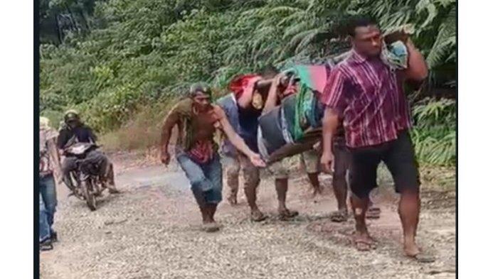 Seorang warga hendak melahirkan ditandu di Jorong Rurapatontang, Kecamatan Koto Balingka, Kabupaten Pasaman Barat, Sumatera Barat, Sabtu (25/11/2023). Warga tersebut akhirnya melahirkan di jalan.